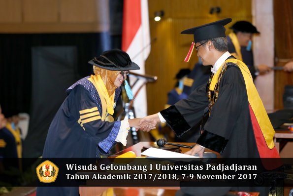 Wisuda Unpad Gel I TA 2017_2018  Fakultas  ilmu budaya  oleh rektor  004