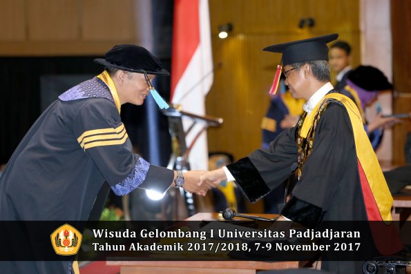 Wisuda Unpad Gel I TA 2017_2018  Fakultas  ilmu budaya  oleh rektor  005