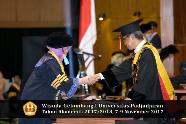 Wisuda Unpad Gel I TA 2017_2018  Fakultas  ilmu budaya  oleh rektor  006