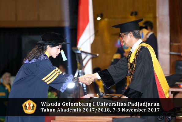 Wisuda Unpad Gel I TA 2017_2018  Fakultas  ilmu budaya  oleh rektor  007