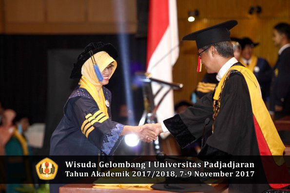 Wisuda Unpad Gel I TA 2017_2018  Fakultas  ilmu budaya  oleh rektor  008
