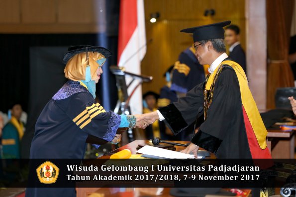 Wisuda Unpad Gel I TA 2017_2018  Fakultas  ilmu budaya  oleh rektor  009