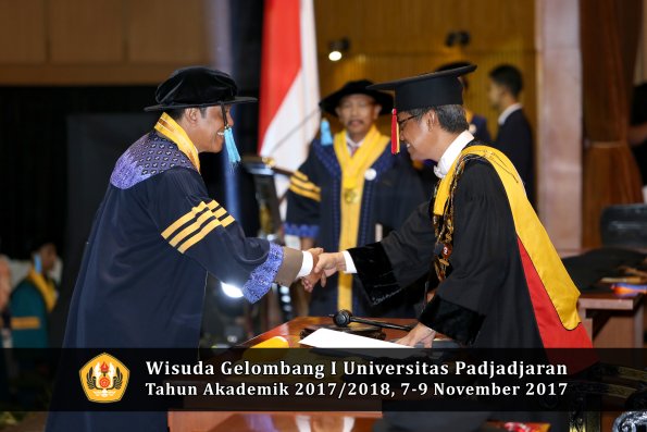 Wisuda Unpad Gel I TA 2017_2018  Fakultas  ilmu budaya  oleh rektor  010