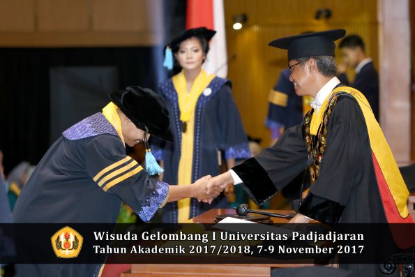 Wisuda Unpad Gel I TA 2017_2018  Fakultas  ilmu budaya  oleh rektor  011