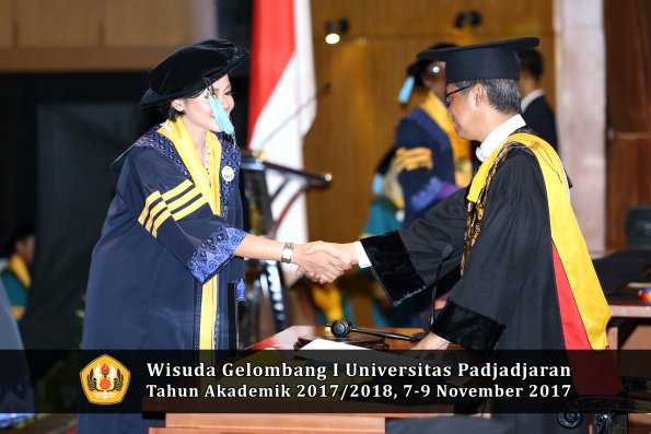 Wisuda Unpad Gel I TA 2017_2018  Fakultas  ilmu budaya  oleh rektor  012