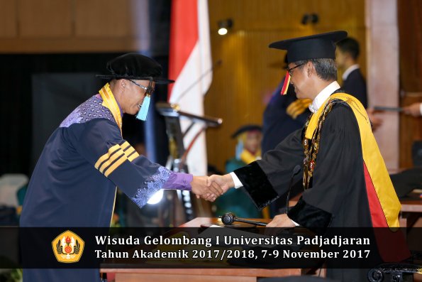 Wisuda Unpad Gel I TA 2017_2018  Fakultas  ilmu budaya  oleh rektor  013