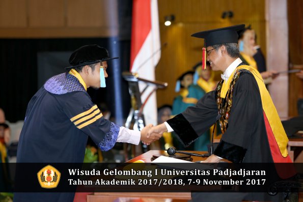 Wisuda Unpad Gel I TA 2017_2018  Fakultas  ilmu budaya  oleh rektor  014