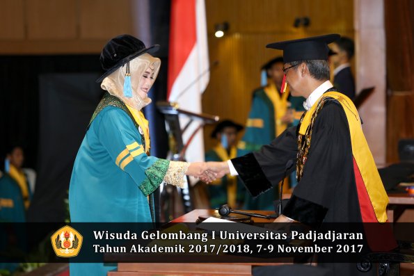 Wisuda Unpad Gel I TA 2017_2018  Fakultas  ilmu budaya  oleh rektor  015