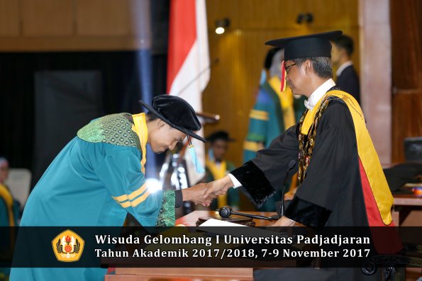 Wisuda Unpad Gel I TA 2017_2018  Fakultas  ilmu budaya  oleh rektor  017