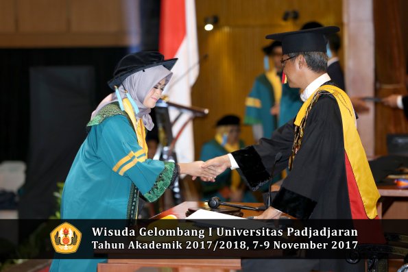 Wisuda Unpad Gel I TA 2017_2018  Fakultas  ilmu budaya  oleh rektor  018