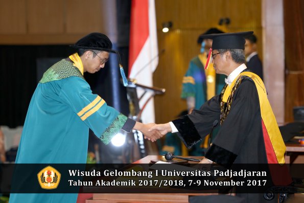 Wisuda Unpad Gel I TA 2017_2018  Fakultas  ilmu budaya  oleh rektor  019