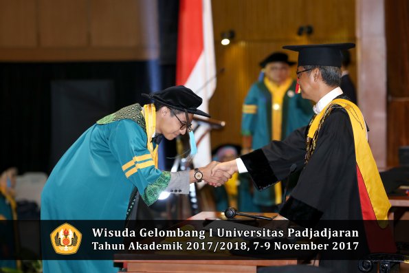Wisuda Unpad Gel I TA 2017_2018  Fakultas  ilmu budaya  oleh rektor  020