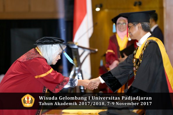 Wisuda Unpad Gel I TA 2017_2018  Fakultas  ilmu budaya  oleh rektor  202