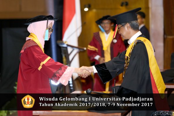 Wisuda Unpad Gel I TA 2017_2018  Fakultas  ilmu budaya  oleh rektor  203