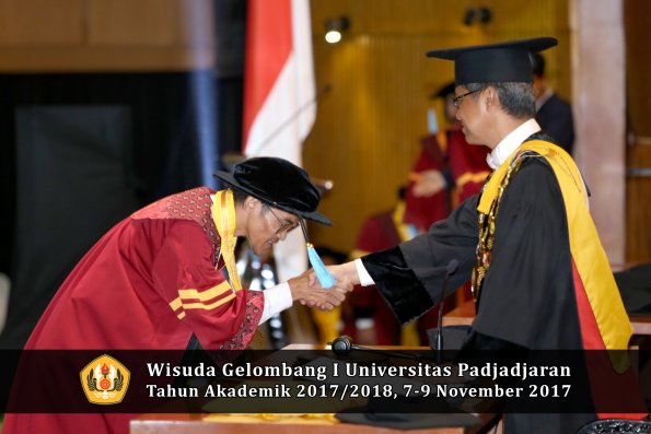 Wisuda Unpad Gel I TA 2017_2018  Fakultas  ilmu budaya  oleh rektor  204