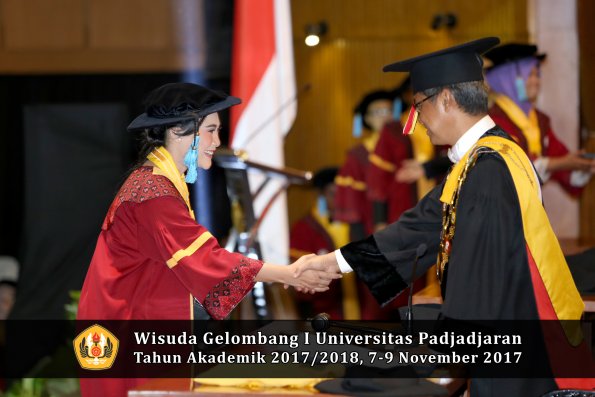 Wisuda Unpad Gel I TA 2017_2018  Fakultas  ilmu budaya  oleh rektor  211