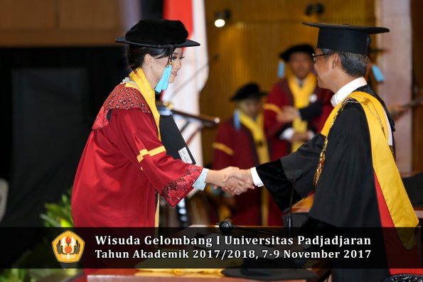 Wisuda Unpad Gel I TA 2017_2018  Fakultas  ilmu budaya  oleh rektor  220