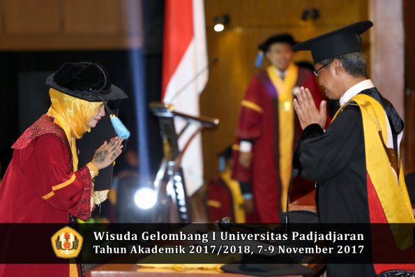 Wisuda Unpad Gel I TA 2017_2018  Fakultas  ilmu budaya  oleh rektor  221