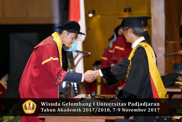 Wisuda Unpad Gel I TA 2017_2018  Fakultas  ilmu budaya  oleh rektor  242