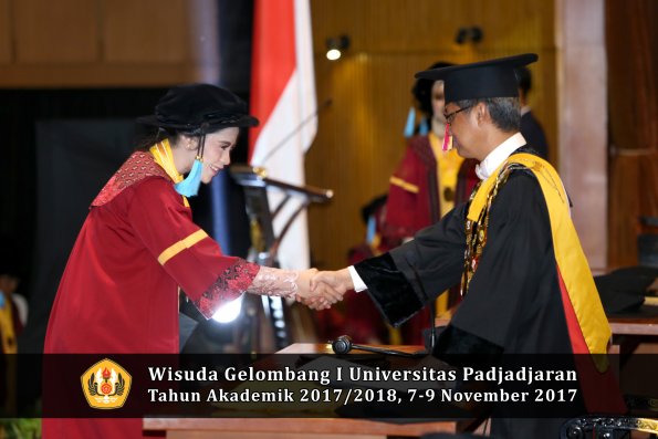 Wisuda Unpad Gel I TA 2017_2018  Fakultas  ilmu budaya  oleh rektor  243