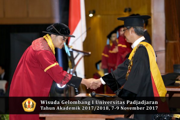 Wisuda Unpad Gel I TA 2017_2018  Fakultas  ilmu budaya  oleh rektor  245