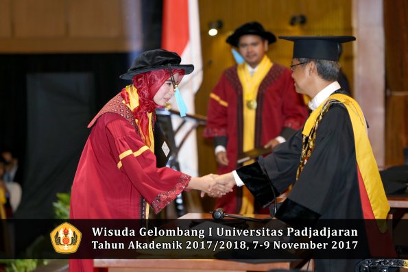 Wisuda Unpad Gel I TA 2017_2018  Fakultas  ilmu budaya  oleh rektor  247