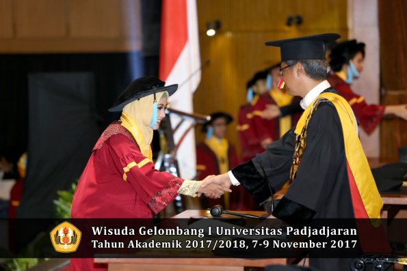 Wisuda Unpad Gel I TA 2017_2018  Fakultas  ilmu budaya  oleh rektor  249