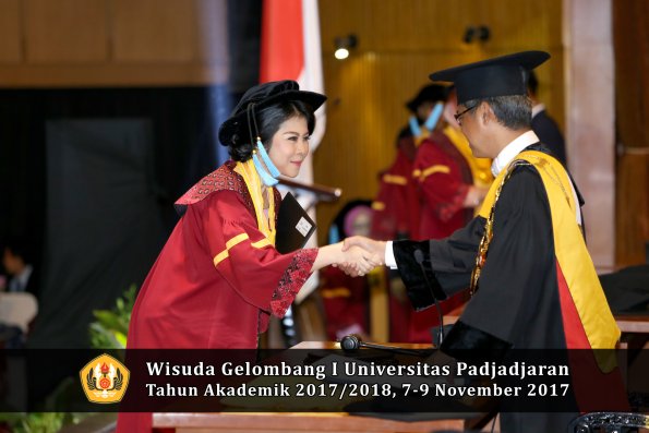 Wisuda Unpad Gel I TA 2017_2018  Fakultas  ilmu budaya  oleh rektor  250