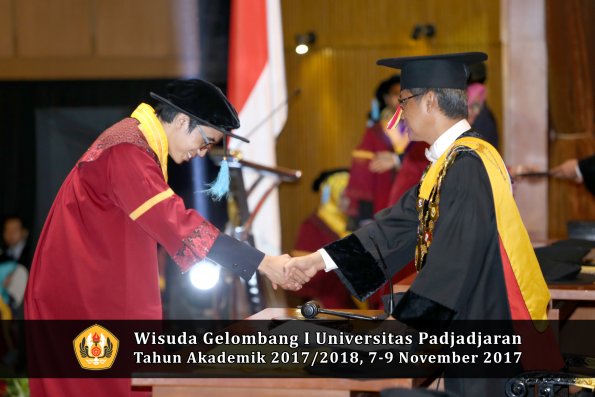 Wisuda Unpad Gel I TA 2017_2018  Fakultas  ilmu budaya  oleh rektor  253