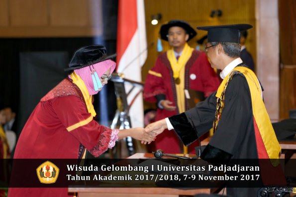 Wisuda Unpad Gel I TA 2017_2018  Fakultas  ilmu budaya  oleh rektor  254
