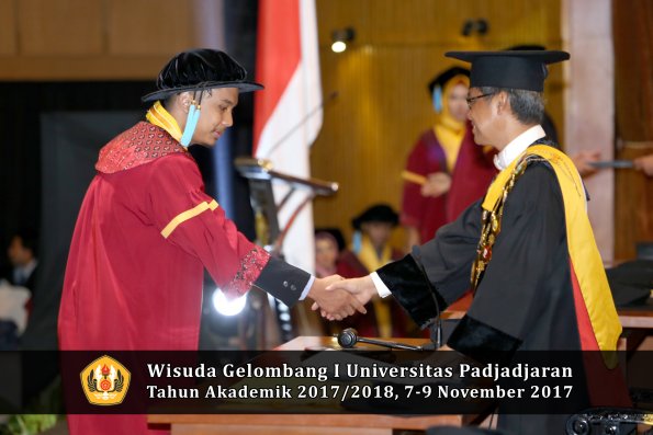 Wisuda Unpad Gel I TA 2017_2018  Fakultas  ilmu budaya  oleh rektor  255