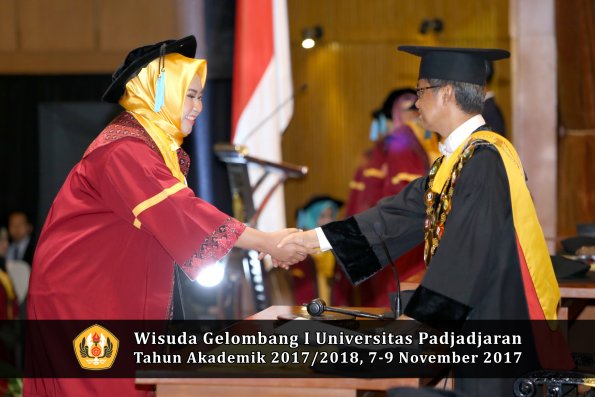 Wisuda Unpad Gel I TA 2017_2018  Fakultas  ilmu budaya  oleh rektor  257