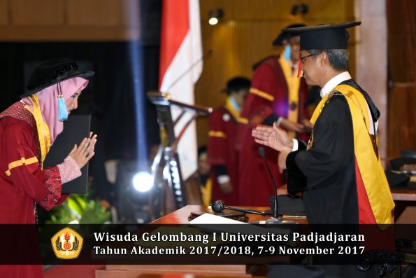 Wisuda Unpad Gel I TA 2017_2018  Fakultas  ilmu budaya  oleh rektor  259