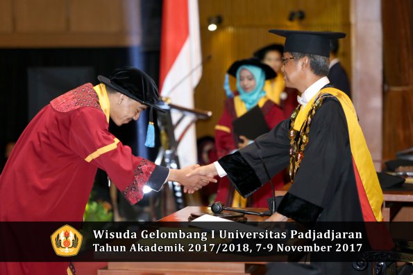 Wisuda Unpad Gel I TA 2017_2018  Fakultas  ilmu budaya  oleh rektor  260