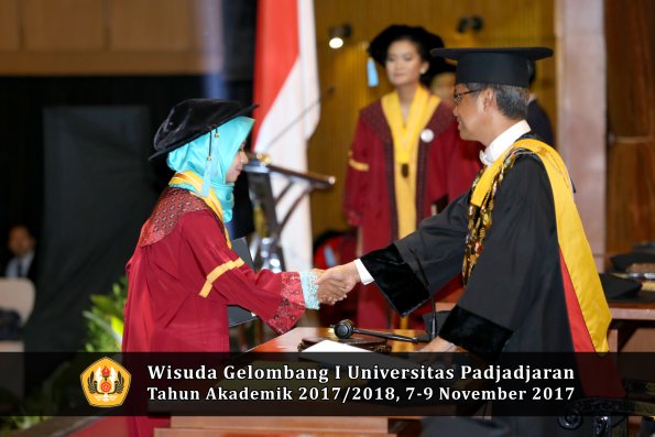 Wisuda Unpad Gel I TA 2017_2018  Fakultas  ilmu budaya  oleh rektor  261
