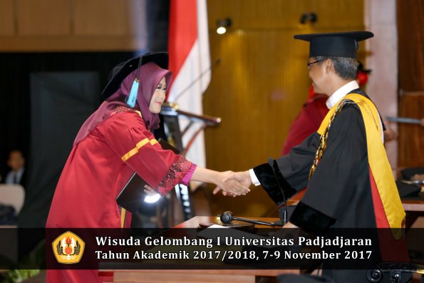 Wisuda Unpad Gel I TA 2017_2018  Fakultas  ilmu budaya  oleh rektor  265