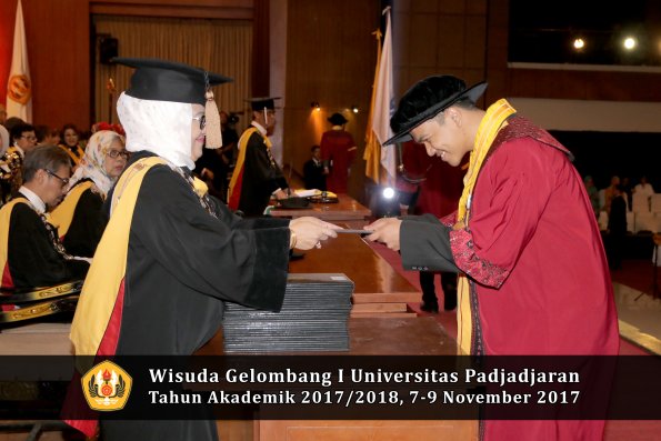 Wisuda Unpad Gel I TA 2017_2018  Fakultas peternakani oleh Dekan 010