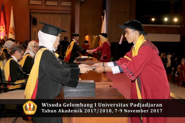 Wisuda Unpad Gel I TA 2017_2018  Fakultas peternakani oleh Dekan 016