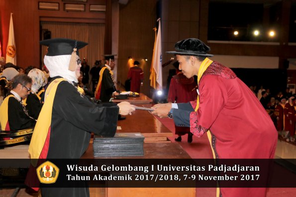 Wisuda Unpad Gel I TA 2017_2018  Fakultas peternakani oleh Dekan 020