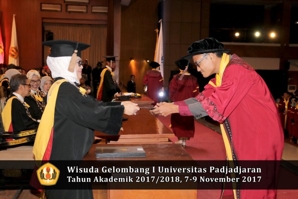 Wisuda Unpad Gel I TA 2017_2018  Fakultas peternakani oleh Dekan 035