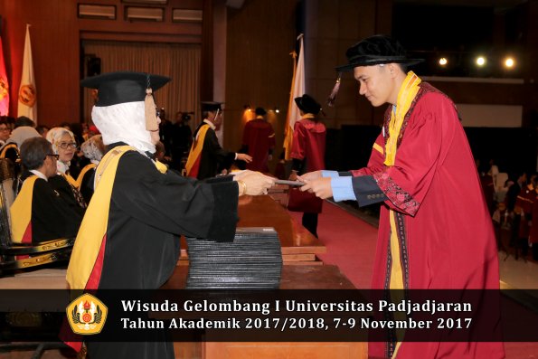Wisuda Unpad Gel I TA 2017_2018  Fakultas peternakani oleh Dekan 046