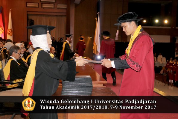 Wisuda Unpad Gel I TA 2017_2018  Fakultas peternakani oleh Dekan 047