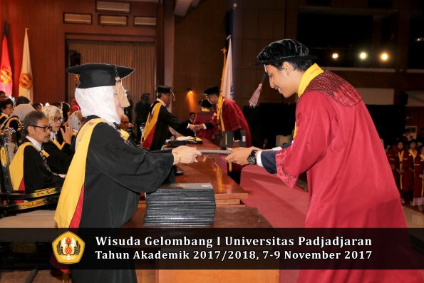 Wisuda Unpad Gel I TA 2017_2018  Fakultas peternakani oleh Dekan 050