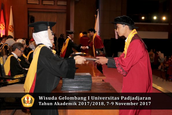 Wisuda Unpad Gel I TA 2017_2018  Fakultas peternakani oleh Dekan 051