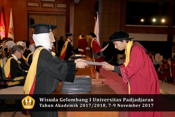 Wisuda Unpad Gel I TA 2017_2018  Fakultas peternakani oleh Dekan 052