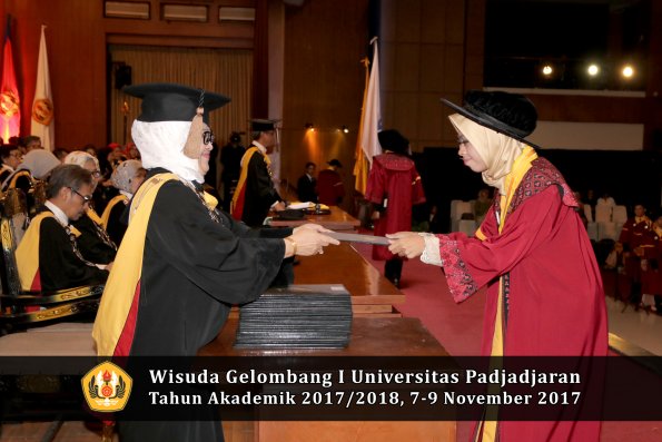 Wisuda Unpad Gel I TA 2017_2018  Fakultas peternakani oleh Dekan 053