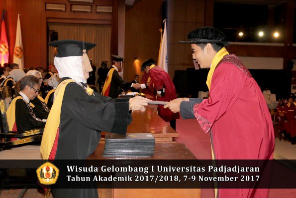 Wisuda Unpad Gel I TA 2017_2018  Fakultas peternakani oleh Dekan 059