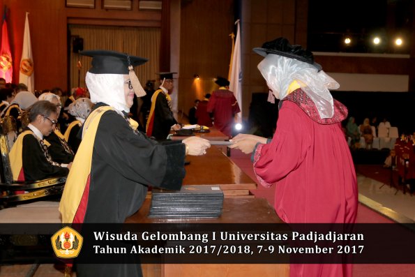 Wisuda Unpad Gel I TA 2017_2018  Fakultas peternakani oleh Dekan 060