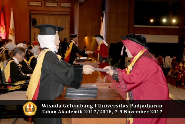Wisuda Unpad Gel I TA 2017_2018  Fakultas peternakani oleh Dekan 061