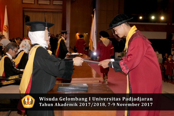 Wisuda Unpad Gel I TA 2017_2018  Fakultas peternakani oleh Dekan 069